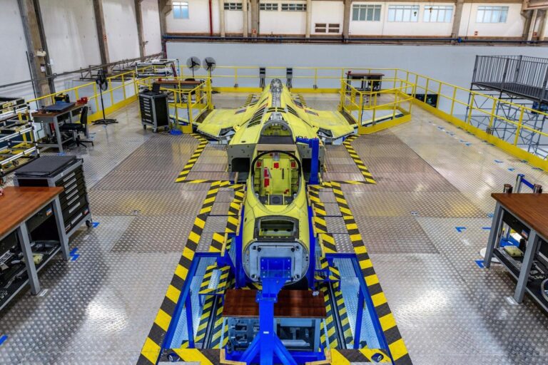Image accompanying the article on the first F-39E Gripen fighter built in Brazil by Embraer with Swedish technology transfer.